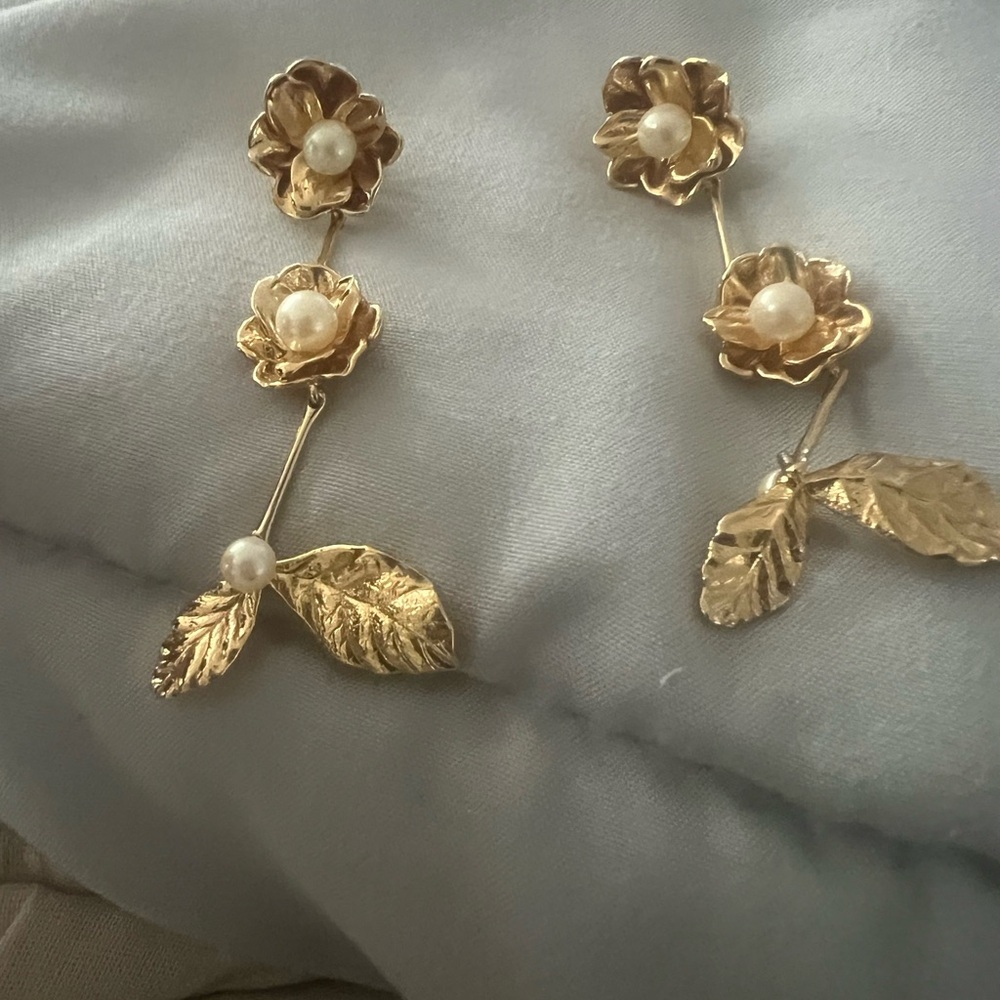 Beautiful gold and pearl drop earrings. Adds flair to every outfit.